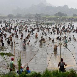 Los aldeanos participan en un evento comunitario de pesca durante las celebraciones de la cosecha de Bhogali Bihu en el lago Goroimari en Panbari. | Foto:Biju Boro / AFP
