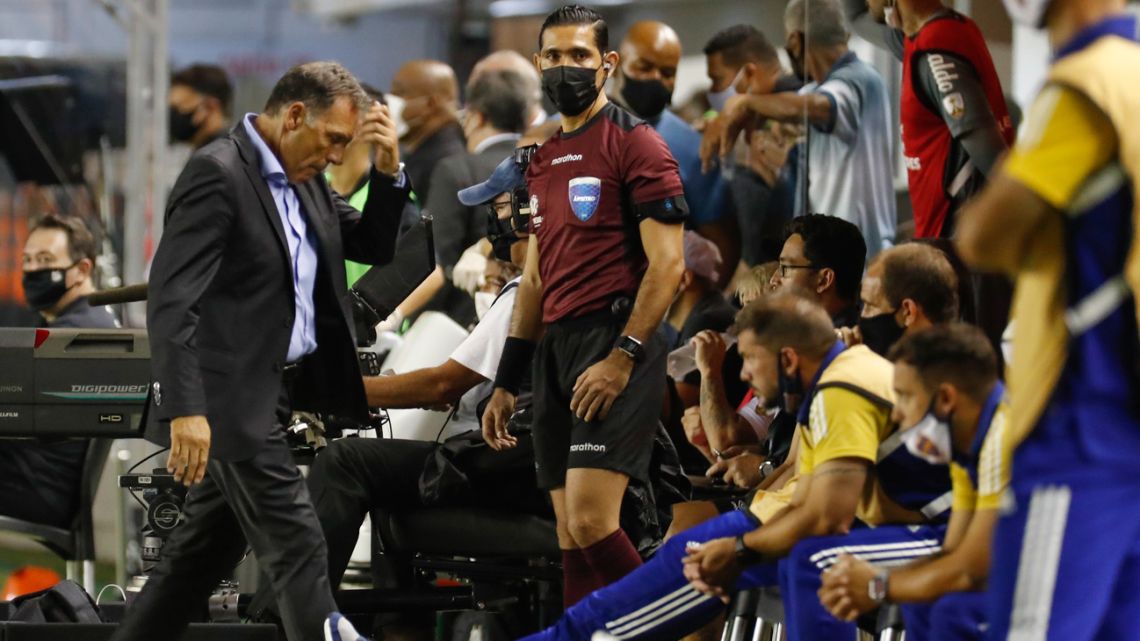 Boca Juniors coach Miguel Ángel Russo (left) gestures during the Copa Libertadores semi-final football match against Brazil's Santos at the Vila Belmiro stadium in Santos, Brazil, on January 13, 2021. 