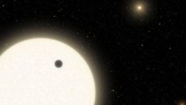 El KOI-5Ab tiene un tamaño de casi la mitad de Saturno, y se estima que su composición gaseosa también sea parecida.