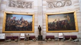 Los miembros de la Guardia Nacional descansan en la Rotonda del Capitolio de los EE. UU. En Washington, DC, antes de una votación esperada de la Cámara para acusar al presidente de los EE. UU., Donald Trump. - La Cámara de Representantes de Estados Unidos, controlada por los demócratas, abrió el miércoles un debate sobre un histórico segundo juicio político contra el presidente Donald Trump por el ataque de sus partidarios al Capitolio que dejó cinco muertos.