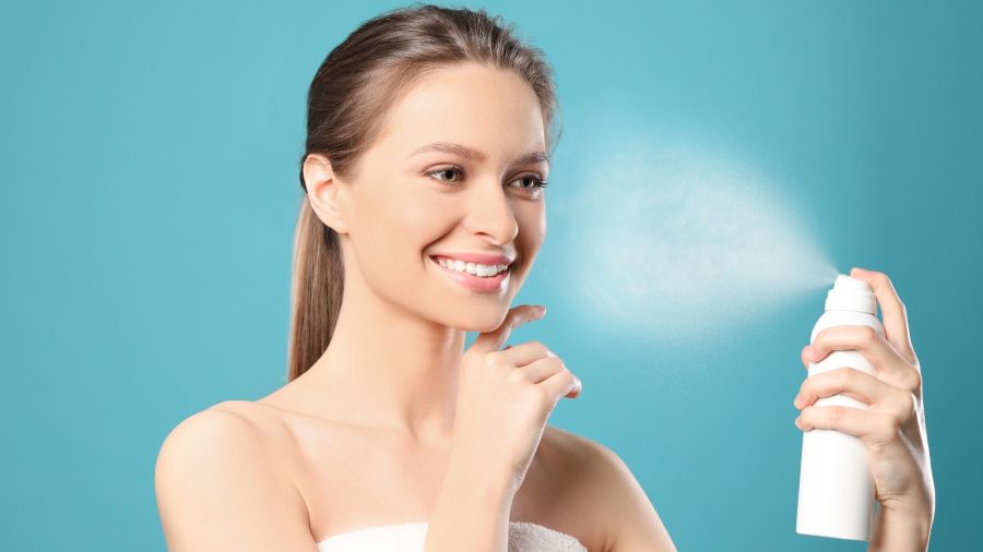 frescura instantánea La bruma facial humecta la piel y la protege del medioambiente dejándola con un aspecto saludable y luminoso al instante.