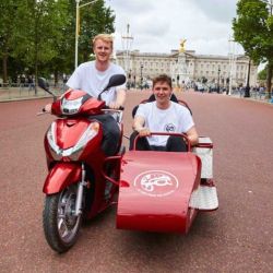 Uno de los datos más curiosos de su travesía es que se realizó a bordo de una moto tipo sooter con sidecar.