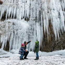 Austria, Rankweil: Se ve a excursionistas de invierno de pie frente a una pared de hielo que se ha formado en un desfiladero. | Foto:Stiplovsek Dietmar / APA / DPA