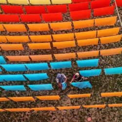 En esta foto aérea, los trabajadores secan la tela después de un proceso de teñido en una fábrica en Araihazar, a unos 50 km de Dhaka. | Foto:Munir Uz Zaman / AFP