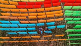 En esta foto aérea, los trabajadores secan la tela después de un proceso de teñido en una fábrica en Araihazar, a unos 50 km de Dhaka.