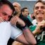 Jair Bolsonaro con la camiseta de el Santos y de Palmeiras