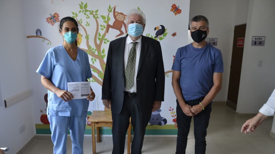 Juan Zabaleta, intendente de Hurlingham, junto a Ginés González García y la primera enfermera en recibir la vacuna de Covid