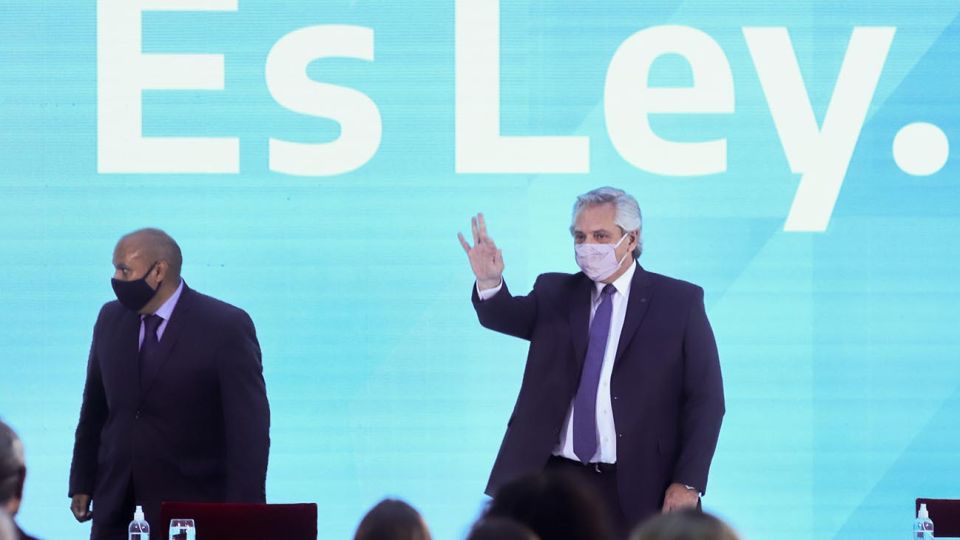 El presidente Alberto Fernández encabeza esta tarde el acto de promulgación de la ley de aborto, que permitirá la entrada en vigencia de la interrupción Voluntaria del Embarazo (IVE) en todo el país. El mandatario nacional encabeza el evento junto a ministros y funcionarios de su gestión en el Museo del Bicentenario.