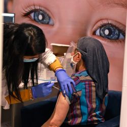 Una mujer israelí se vacuna contra el coronavirus COVID-19 en el centro de vacunación de la clínica Kupat Holim Meuhedet en Jerusalén. | Foto:Menahem Kahana / AFP