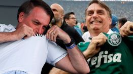 Jair Bolsonaro con la camiseta de el Santos y de Palmeiras