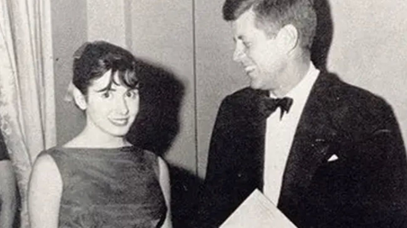 Nancy Pelosi, con 20 años, con John F.Kennedy el día del baile inaugural, el 20 de enero de 1961.