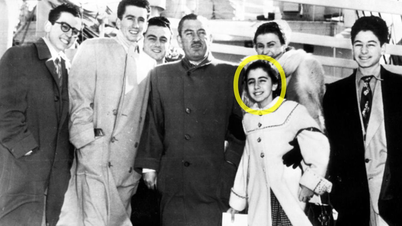 Nancy Pelosi con sus padres y sus hermanos, antes de viajar de Nueva York al Caribe, en crucero.