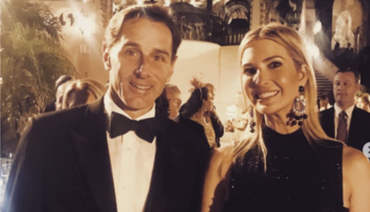 Paul Pelosi Jr. en la gala que organizó Ivanka Trump el 31 de diciembre de 2017, en Mar-a-Lago. El cubierto costó US$ 750.