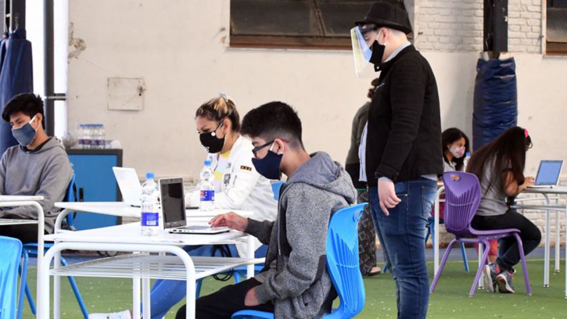 Students in a classroom wearing face masks during the Covid-19 pandemic.