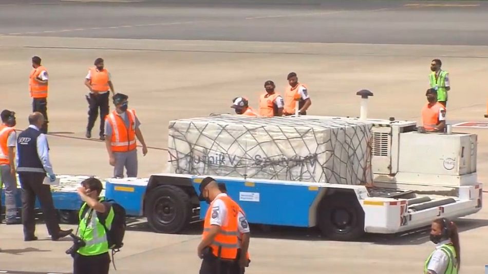 La descarga de las vacunas Sputnik V en Ezeiza.