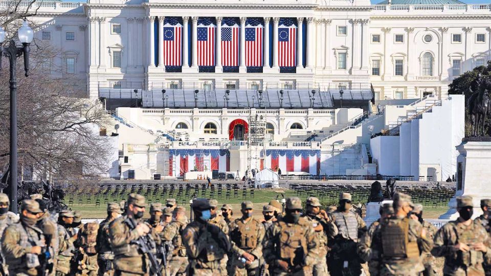 Capitolio militarizado. Efectivos custodian el lugar donde Biden asumirá y pronunciará su primer discurso como presidente. Brindarán un apoyo logístico a la policía.