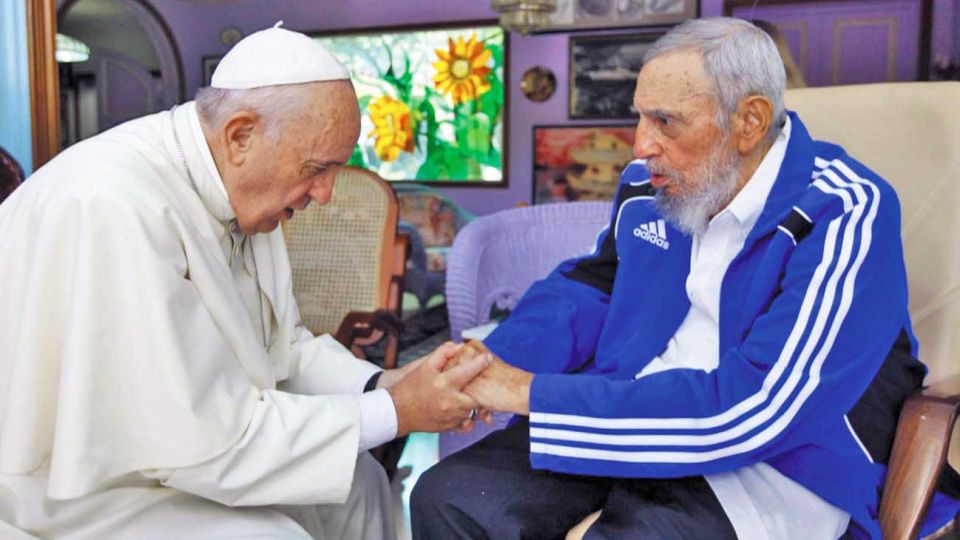 Rezo. Tanto el papa Francisco como el líder cubano se formaron con la Compañía de Jesús.