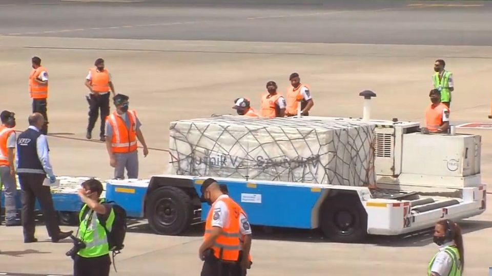 La descarga de las vacunas Sputnik V en Ezeiza.