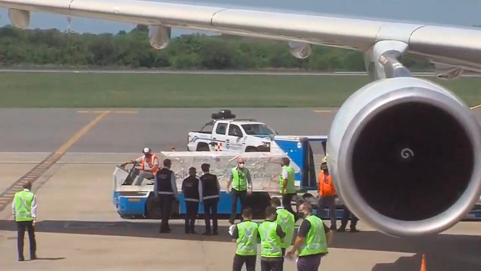 Las tareas en Ezeiza, poniendo en marcha la distribución del segundo envío de vacunas Sputnik V.