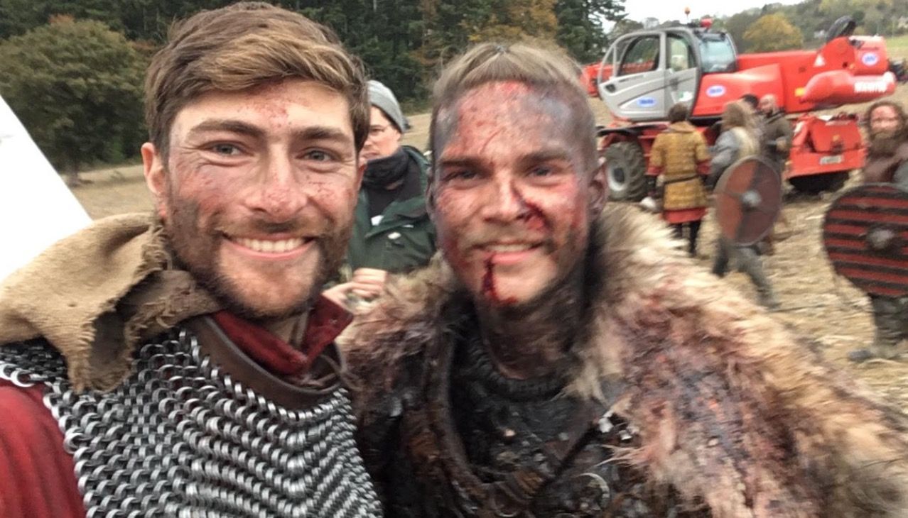 Fabricio Lucero con otro de los protagonistas de "Vikings", en el set de filmación.