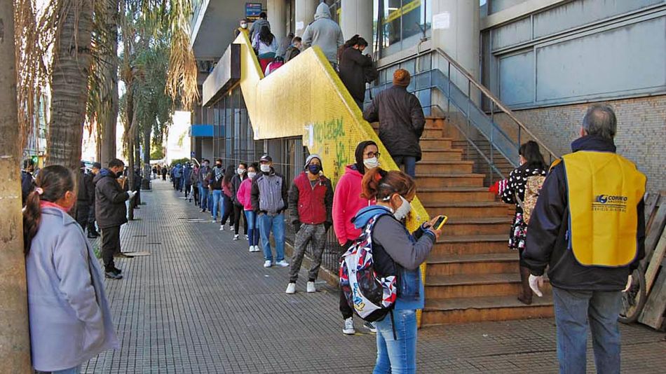 20210117_fila_personas_cedoc_g