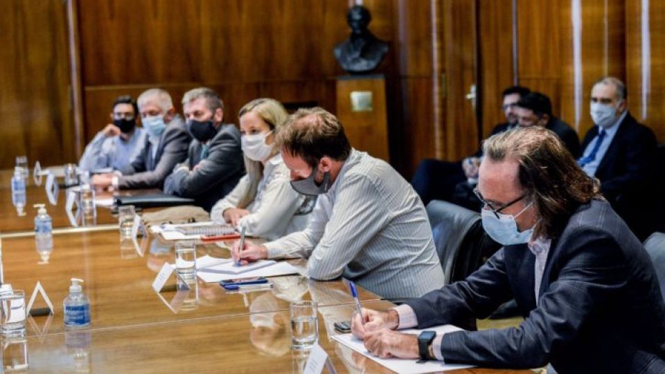 SEGUIMIENTO. El ministro de Finanzas de Córdoba, Osvaldo Giordano, en la mesa de Unidad de Apoyo de Sostenibilidad de la Deuda de las provincias que tiene Nación.