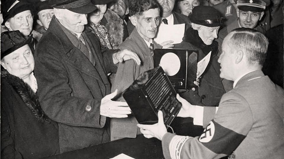 Volksempfänger. “Radio del Pueblo”. Creación de Goebbels para imponer el discurso único.