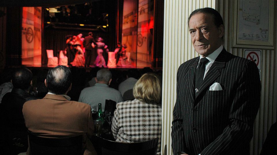 Juan Carlos Copes y de fondo un escenario, su legado al tango.