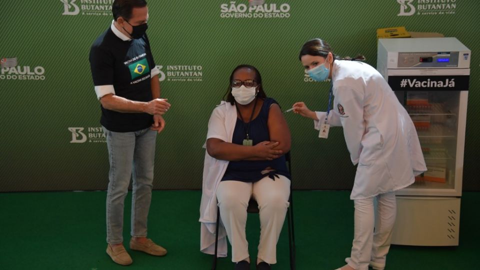 Mônica Calazans, una enfermera de cuidados itensivos del hospital Emilio Ribas, recibió la dosis de la vacuna china CoronaVac