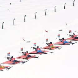 Los biatletas compiten en el campo de tiro durante el evento de salida masiva de 12,5 km para mujeres de la Copa del Mundo de Biatlón IBU en Oberhof, Alemania central. | Foto:Tobias Schwarz / AFP