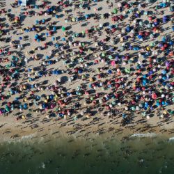 Brasil, Río de Janeiro: multitud de bañistas en la playa de Ipanema. Brasil, con sus 210 millones de habitantes, es uno de los países más afectados por la pandemia de coronavirus. | Foto:Fernando Souza / DPA