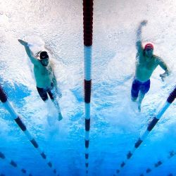 Tate Jackson, Zach Apple, Ryan Held y Dean Farris compiten en la final masculina de 100 metros estilo libre en el cuarto día de la TYR Pro Swim Series en San Antonio, Texas. | Foto:Tom Pennington / Getty Images / AFP