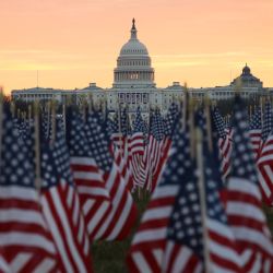 El edificio del Capitolio de EE. UU. Se prepara para las ceremonias inaugurales del presidente electo Joe Biden mientras se colocan banderas estadounidenses en el suelo del National Mall en Washington, DC. | Foto:Joe Raedle / Getty Images / AFP