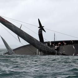 A los American Magic de New York Yacht Club se les negaron sus primeros puntos en la Challenger Series cuando volcó en la segunda carrera después de encontrarse con una ráfaga de viento masiva al entrar en una curva cerrada en el puerto de Waitemata en Auckland. | Foto:Gilles Martin-Raget / AFP