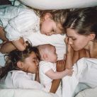 La tierna foto de la China Suárez durmiendo la siesta con sus tres hijos