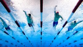 Tate Jackson, Zach Apple, Ryan Held y Dean Farris compiten en la final masculina de 100 metros estilo libre en el cuarto día de la TYR Pro Swim Series en San Antonio, Texas.