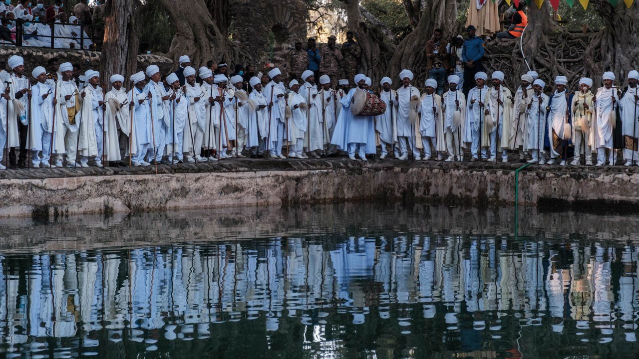 Los sacerdotes cristianos ortodoxos etíopes cantan junto a la piscina de Fasilides Bath durante la celebración de Timkat, la Epifanía de Etiopía, en la ciudad de Gondar, Etiopía. | Foto:Eduardo Soteras / AFP