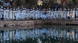Los sacerdotes cristianos ortodoxos etíopes cantan junto a la piscina de Fasilides Bath durante la celebración de Timkat, la Epifanía de Etiopía, en la ciudad de Gondar, Etiopía.