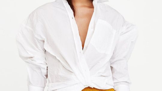 Ideas de looks clásicos de verano con camisa blanca
