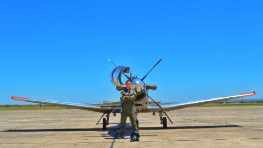 La joven alférez cordobesa con su egresó del Curso Básico Conjunto de Aviador Militar obtuvo su condición de aviadora militar.