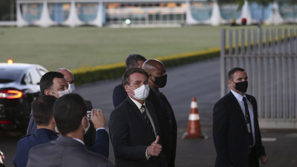 Jair Bolsonaro en las puertas del Palacio de la Alvorada 20210119