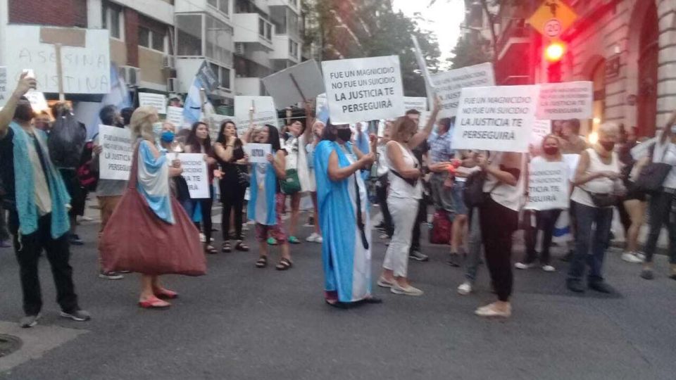 Manifestantes reclamaban por el caso Nisman frente al domicilio de la vicepresidenta Cristina Kirchner.