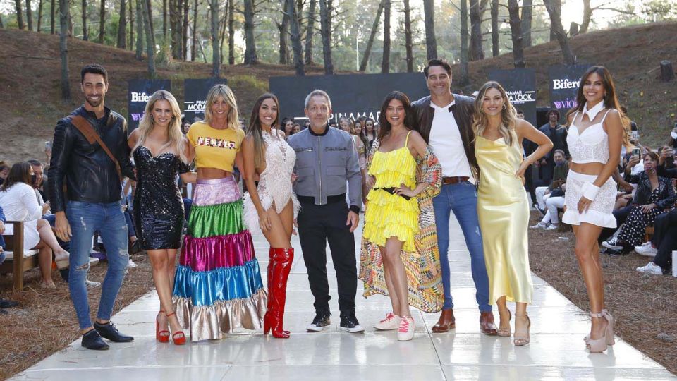Cierre final del desfile: Guillermo Azar productor general de Pinamar Moda Look, junto a las modelos.