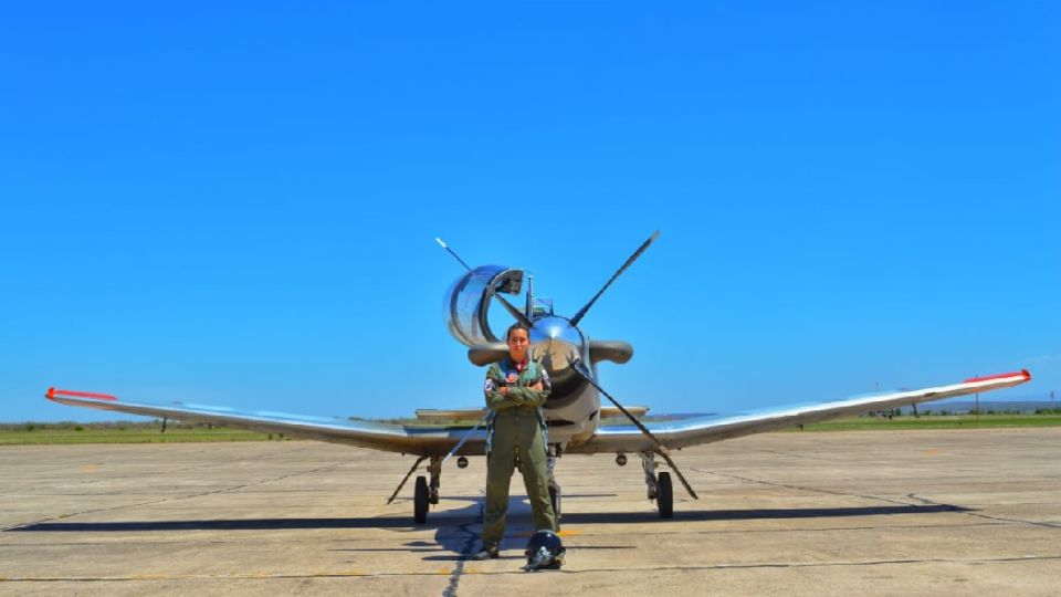 La joven alférez cordobesa con su egresó del Curso Básico Conjunto de Aviador Militar obtuvo su condición de aviadora militar.