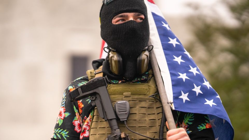 En Salem (Oregon), los Boogaloo Boys -o Libertarios-, rodearon el Capitolio local y armados como miliatares.