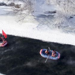 China, Hulun Buir: La gente rema en botes en un río en Hulunbuir en medio del frío invierno. | Foto:TPG vía ZUMA Press / DPA