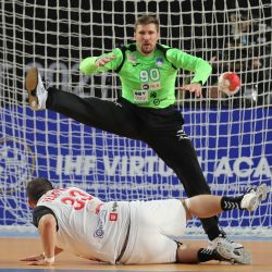 El pivote de Macedonia del Norte, Zarko Pesevski, supera al portero esloveno Urban Lesjak durante el partido del Campeonato Mundial de Balonmano Masculino 2021 entre los equipos del Grupo IV Macedonia del Norte y Eslovenia en el Palacio de Deportes del Estadio de El Cairo en la capital egipcia. | Foto:MOHAMED ABD EL GHANY / PISCINA / AFP