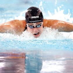 Madisyn Cox compite en la final femenina de 200 metros IM en el cuarto día de la TYR Pro Swim Series en San Antonio, Texas. | Foto:Tom Pennington / Getty Images / AFP