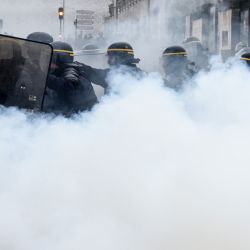 Los agentes de la policía antidisturbios son controlados por el gas lacrimógeno utilizado contra los manifestantes durante una protesta contra el proyecto de ley de `` seguridad global '' que restringiría la publicación de fotografías que muestran los rostros de los agentes de policía de servicio en Nantes, en el oeste de Francia. | Foto:Sebastien Salom-Gomis / AFP