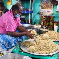 Un empleado de una tienda de dulces elabora un dulce tradicional de temporada llamado 'Moya' en Jaynagar, a unos 50 km al sur de Calcuta. | Foto:Dibyangshu Sarkar / AFP
